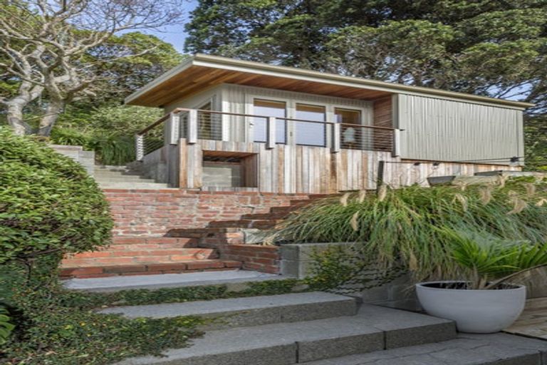 Photo of property in 118 Sutherland Road, Melrose, Wellington, 6023