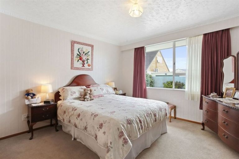 Photo of property in 1/17b Prestons Road, Redwood, Christchurch, 8051