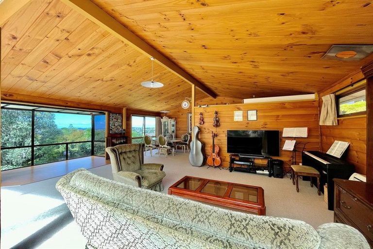 Photo of property in 6 Barker Rise, Northcross, Auckland, 0632