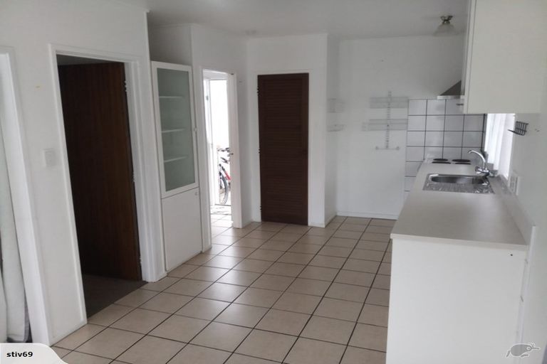 Photo of property in 37 Cascades Road, Pakuranga Heights, Auckland, 2010