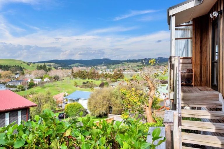 Photo of property in 15 Empressa Heights, Helensville, 0800