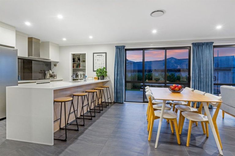 Photo of property in 25 Queen Charlotte Drive, Aotea, Porirua, 5024