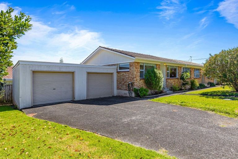 Photo of property in 2/62 Vera Road, Te Atatu South, Auckland, 0610