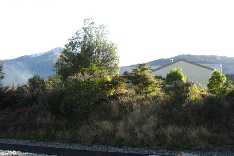 Photo of property in 61 Cedar Drive, Kelvin Heights, Queenstown, 9300