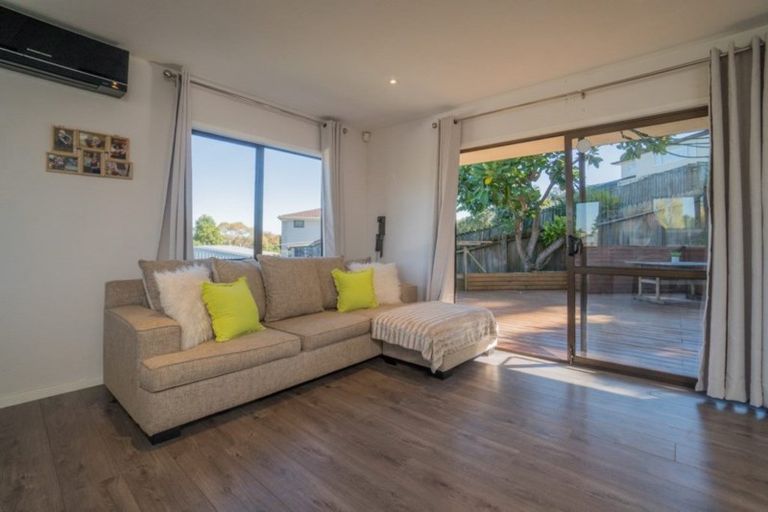 Photo of property in 11 Forster Place, West Harbour, Auckland, 0618