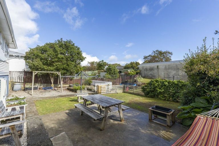 Photo of property in 15 Tarahua Road, Vogeltown, New Plymouth, 4310