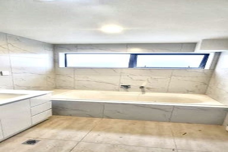 Photo of property in 39 Cascades Road, Pakuranga Heights, Auckland, 2010