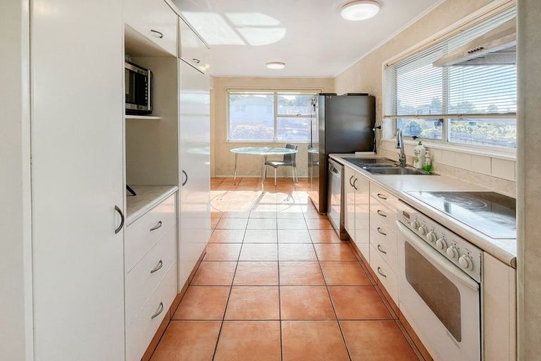 Photo of property in 94 Lantana Road, Green Bay, Auckland, 0604