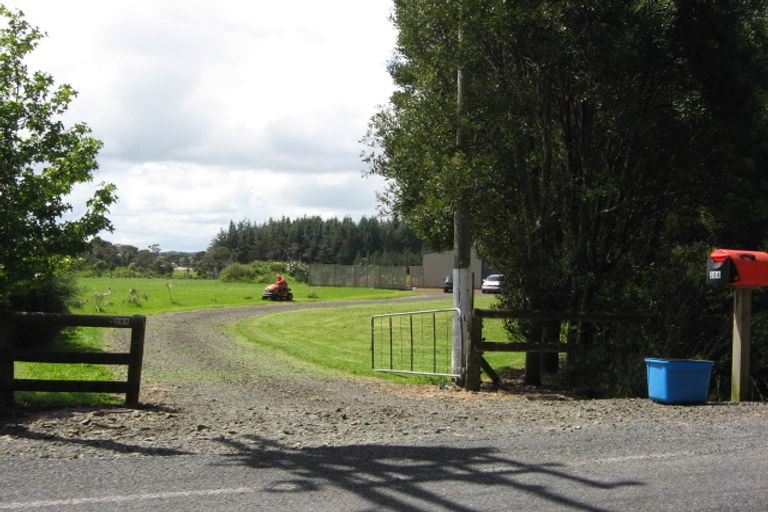 Photo of property in 284 Boord Crescent, Kumeu, 0891