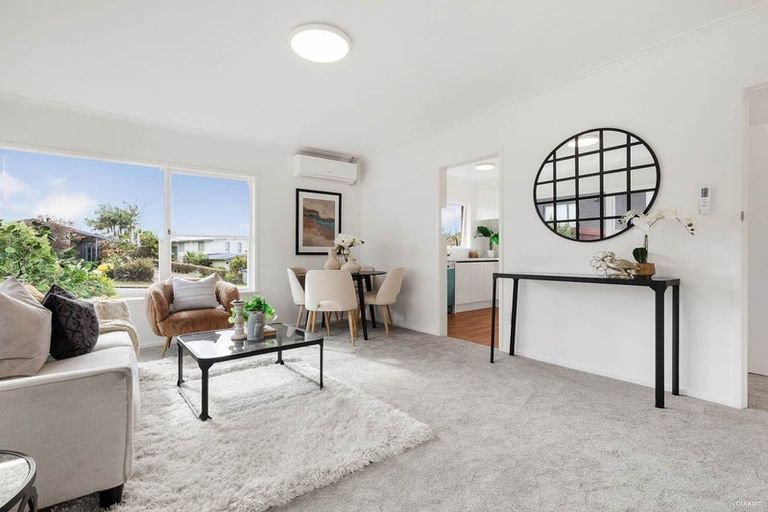 Photo of property in 1/33 Knightsbridge Drive, Forrest Hill, Auckland, 0620