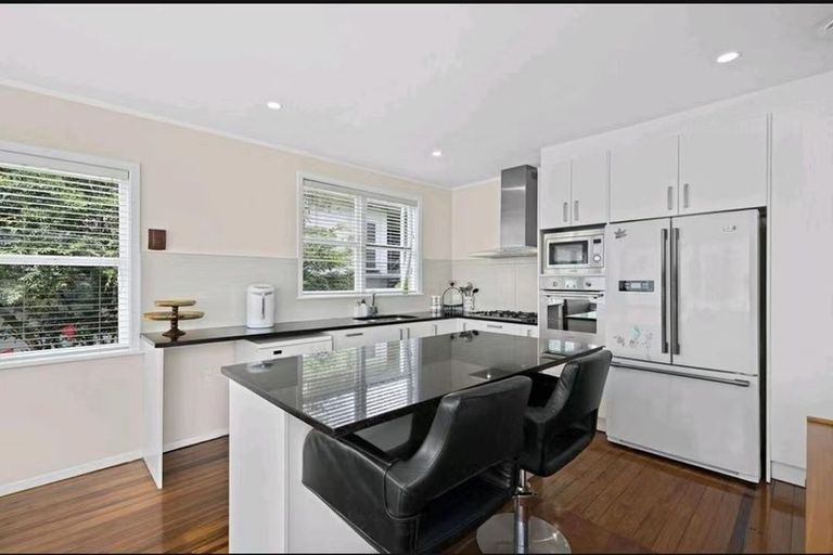 Photo of property in 2/221 Onewa Road, Birkenhead, Auckland, 0626