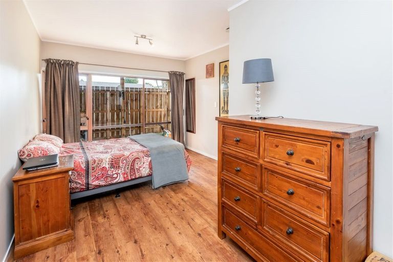 Photo of property in 1/3 Tyrian Close, Half Moon Bay, Auckland, 2012