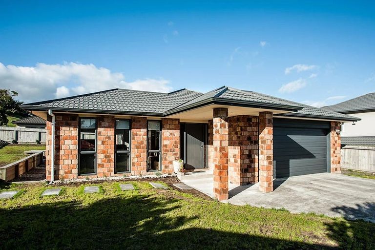 Photo of property in 1 Routeburn Avenue, Aotea, Porirua, 5024