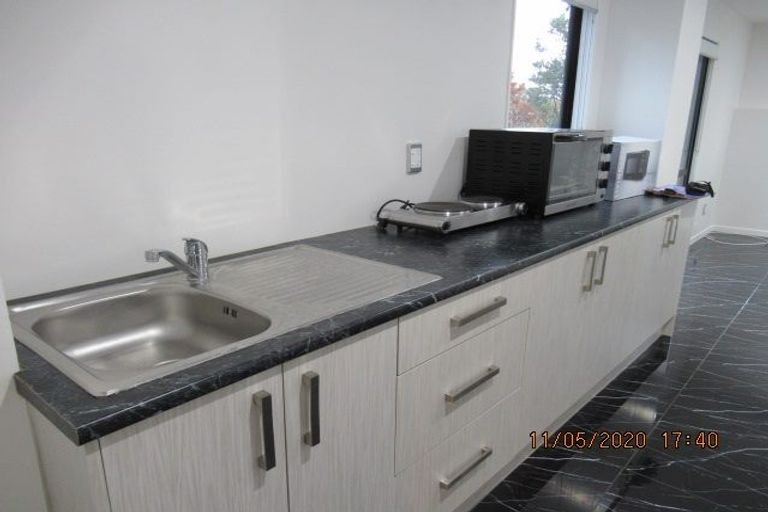 Photo of property in 5 Fernhaven Place, Massey, Auckland, 0614