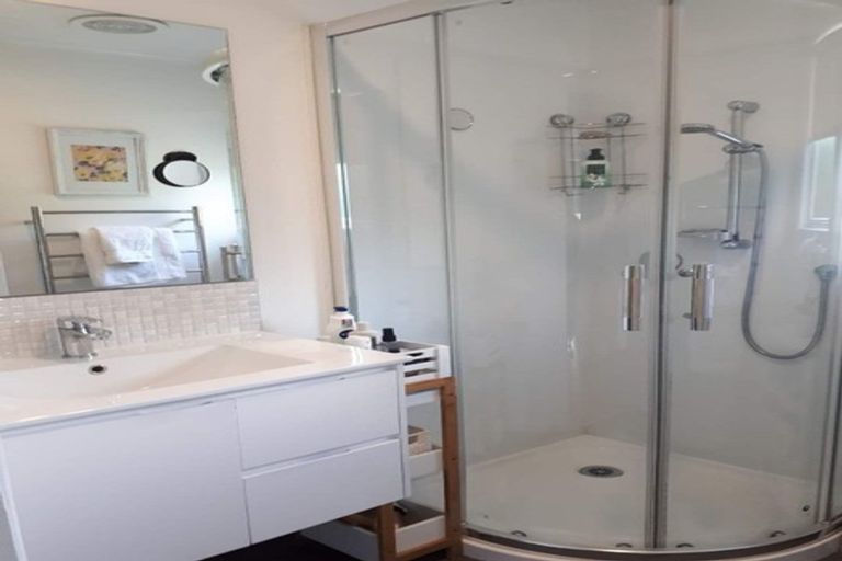 Photo of property in 15 Lowtherhurst Road, Massey, Auckland, 0614