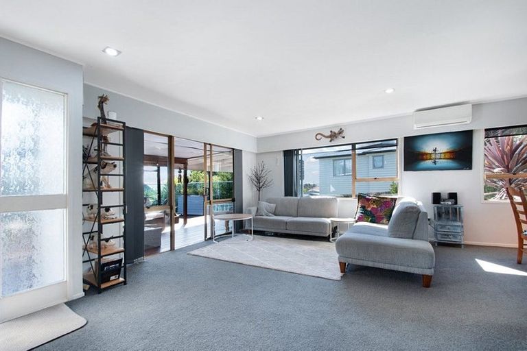 Photo of property in 2/3 Cezanne Place, New Lynn, Auckland, 0600