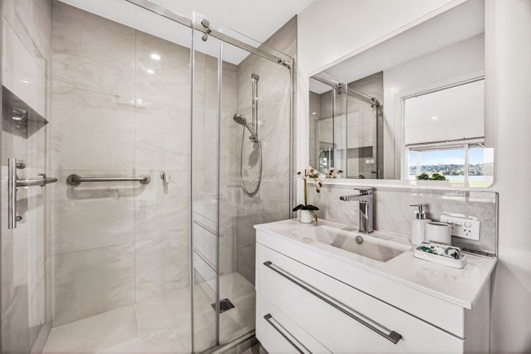 Photo of property in 70 Kiwi Esplanade, Mangere Bridge, Auckland, 2022
