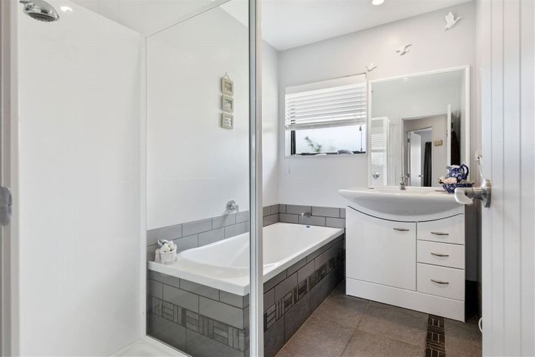 Photo of property in 68 South Kensington Way, Henderson, Auckland, 0612