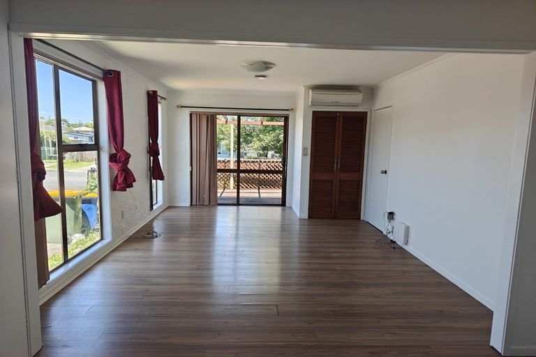 Photo of property in 29 Kelman Road, Kelston, Auckland, 0602