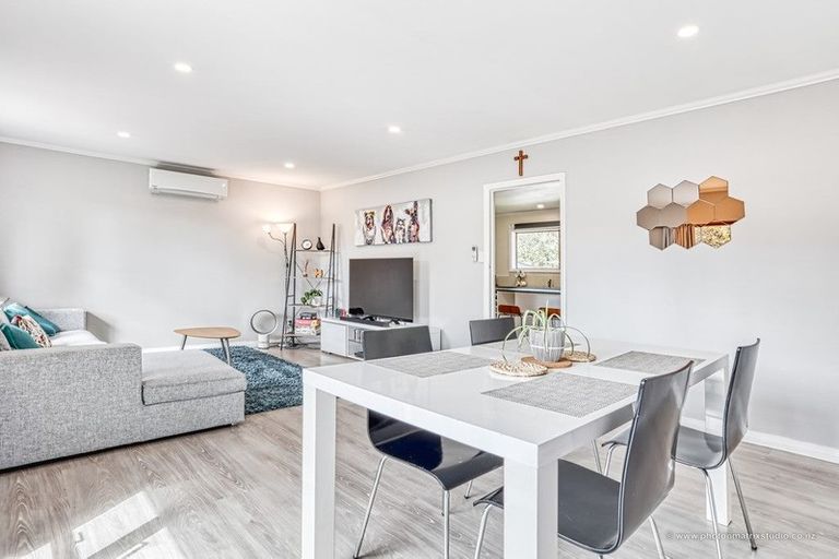 Photo of property in 2/33 Lowtherhurst Road, Massey, Auckland, 0614