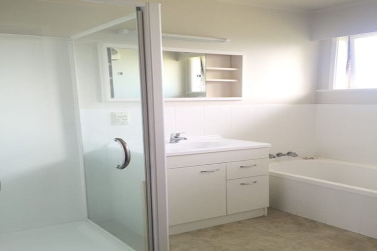 Photo of property in 15 Hauraki Crescent, Pinehill, Auckland, 0632