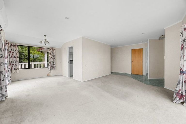 Photo of property in 18 Van Dyke Place, West Harbour, Auckland, 0618