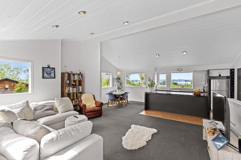 Photo of property in 141 Matipo Road, Te Atatu Peninsula, Auckland, 0610