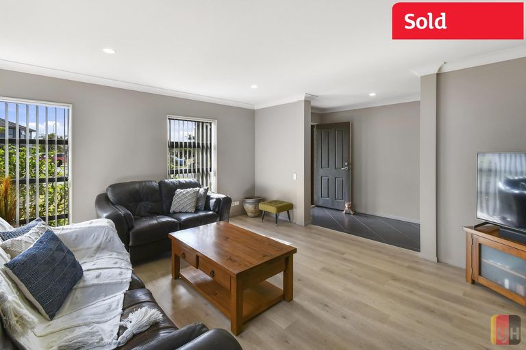 Photo of property in 13 Girvan Terrace, Wattle Downs, Auckland, 2103