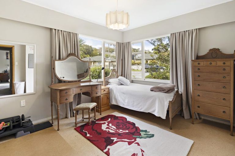 Photo of property in 1 Pinkerton Grove, Newlands, Wellington, 6037