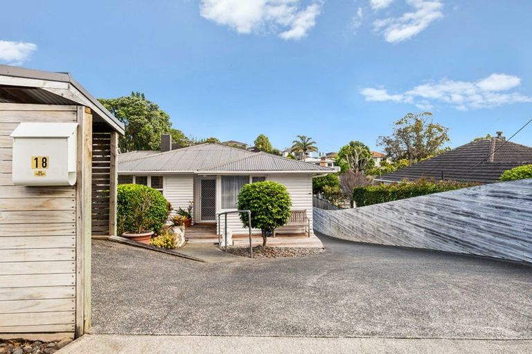 Photo of property in 18 Selwyn Crescent, Forrest Hill, Auckland, 0620