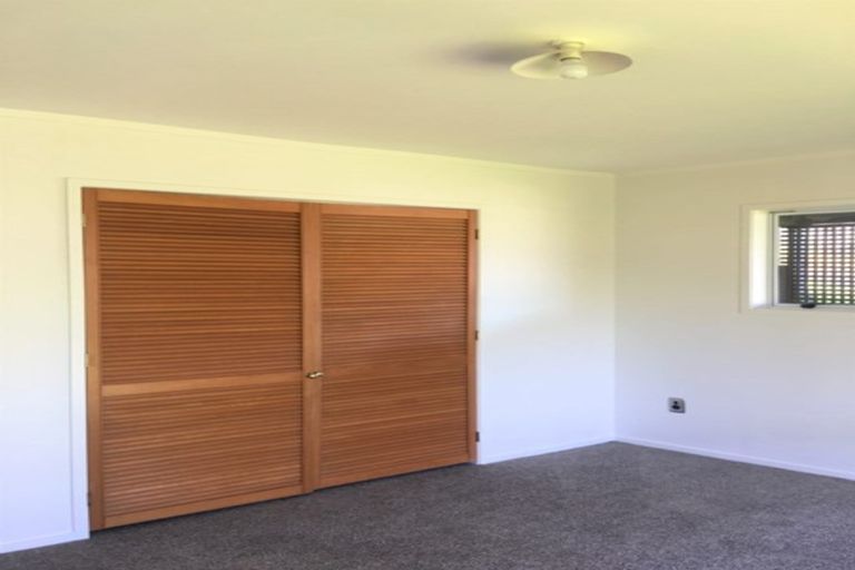 Photo of property in 303 Glenfield Road, Glenfield, Auckland, 0629