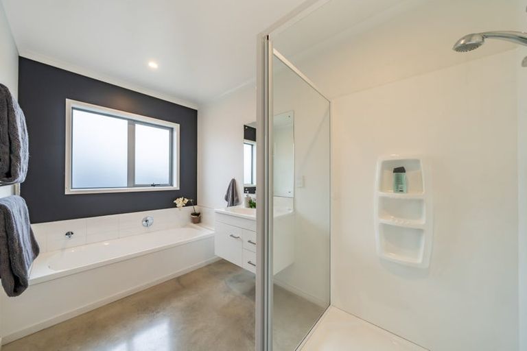 Photo of property in 14 Passchendaele Grove, Trentham, Upper Hutt, 5018