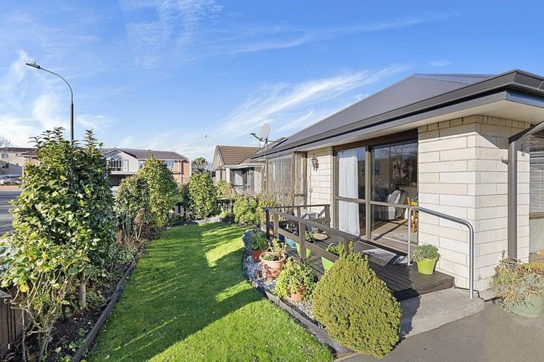 Photo of property in 2/56 Devon Street, Sydenham, Christchurch, 8023