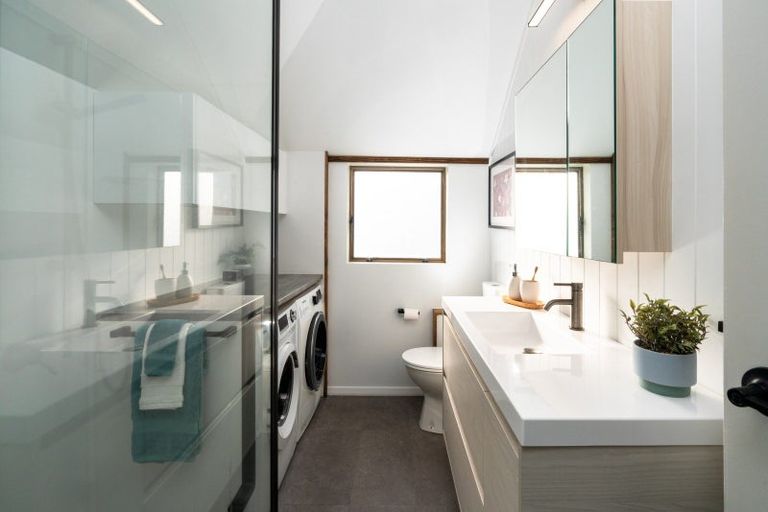 Photo of property in 138 Akaroa Drive, Maupuia, Wellington, 6022