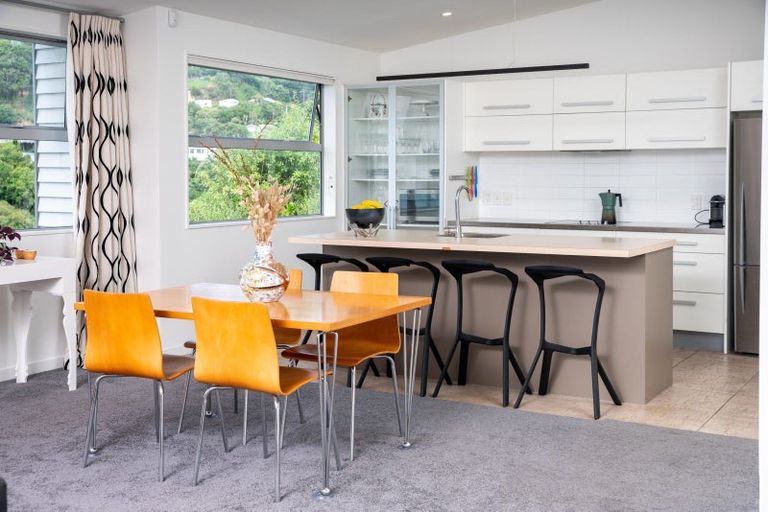 Photo of property in 20 Tiketike Way, Brooklyn, Wellington, 6021