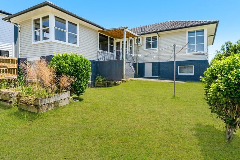 Photo of property in 11 Eastglen Road, Glen Eden, Auckland, 0602