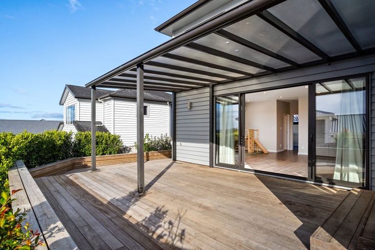 Photo of property in 11 Matisse Drive, West Harbour, Auckland, 0618
