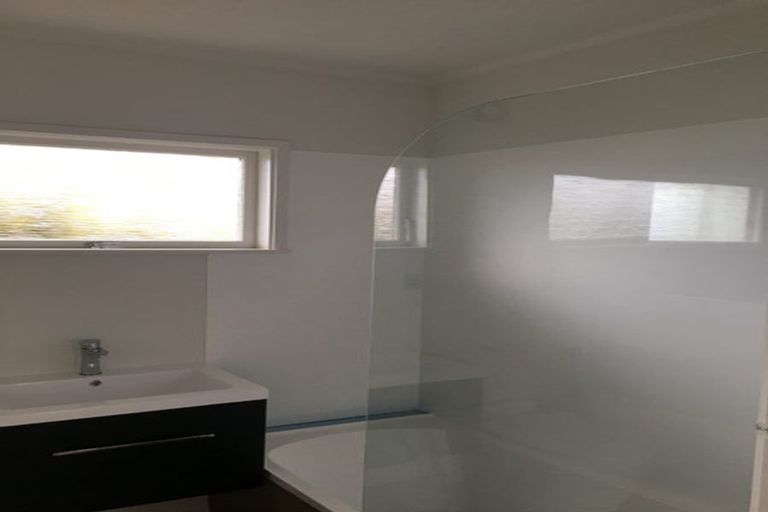 Photo of property in 1/16 Kapiti Place, Sunnynook, Auckland, 0620