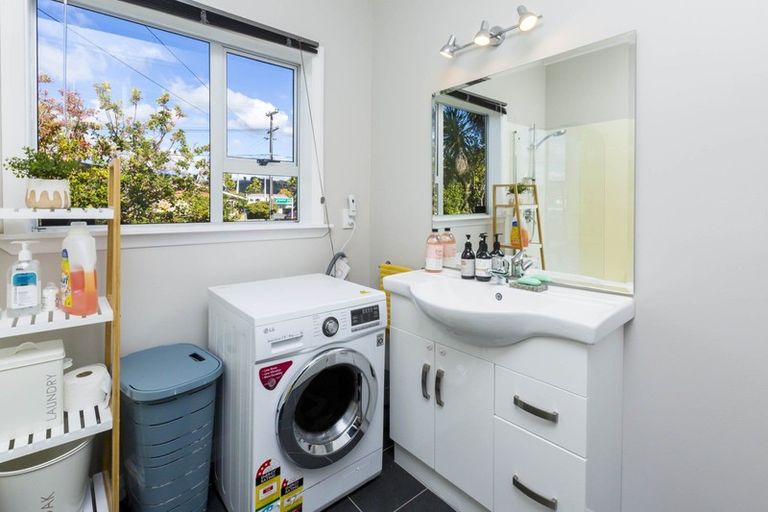 Photo of property in 2 Oxford Crescent, Ebdentown, Upper Hutt, 5018