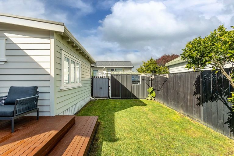 Photo of property in 20 Walmer Road, Point Chevalier, Auckland, 1022