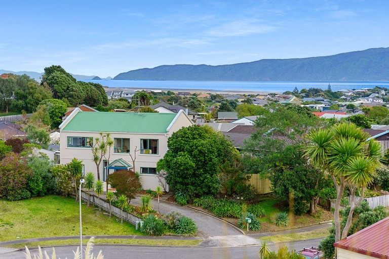 Photo of property in 8 Trig Hill Terrace, Waikanae Beach, Waikanae, 5036