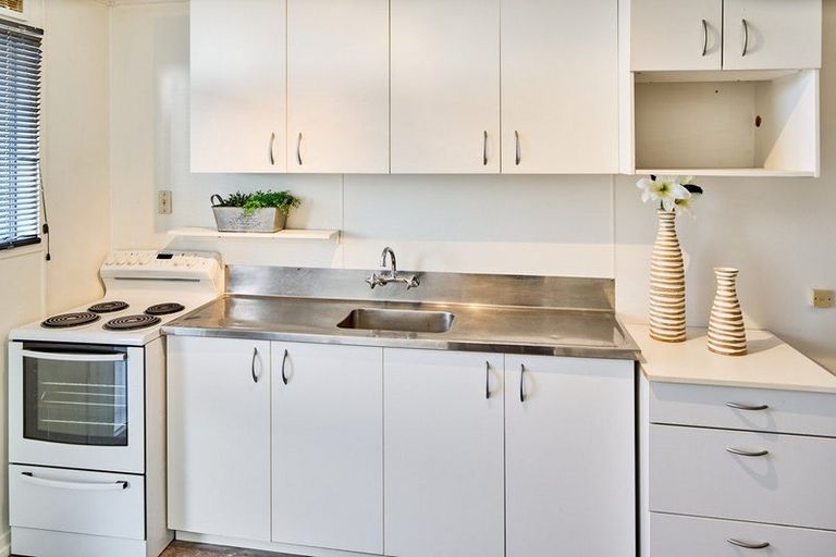 Photo of property in 2/35 Mana Esplanade, Paremata, Porirua, 5026