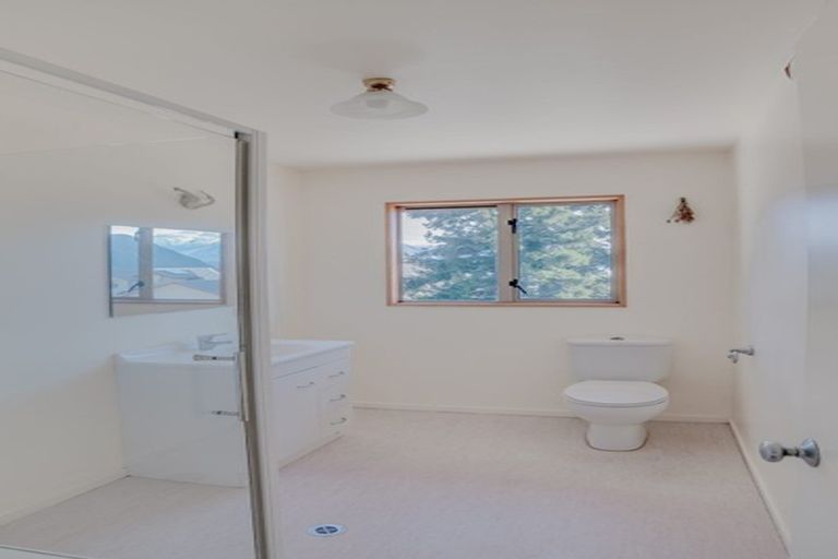 Photo of property in 6 Baker Grove, Wanaka, 9305