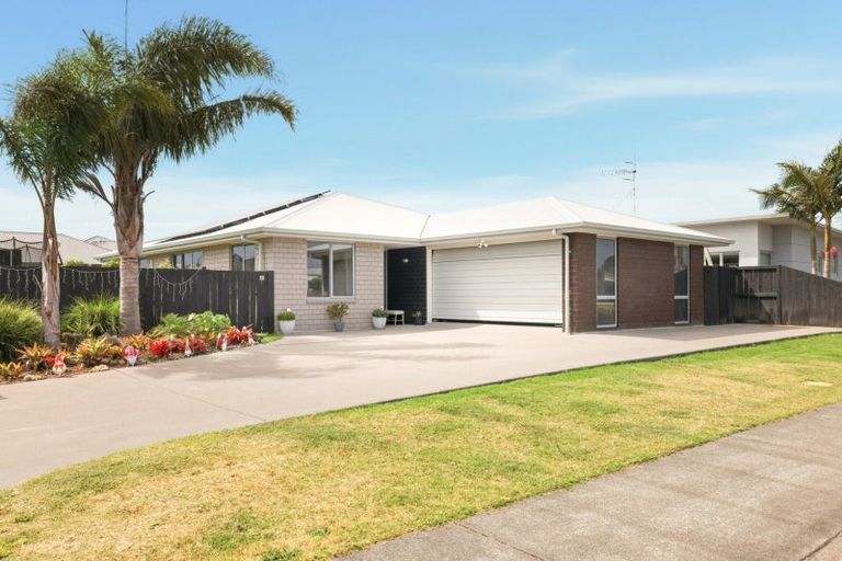 Photo of property in 11 Coutts Street, Papamoa Beach, Papamoa, 3118