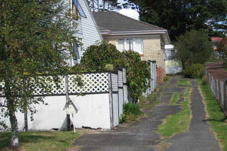 Photo of property in 1/22 Cliff View Drive, Green Bay, Auckland, 0604