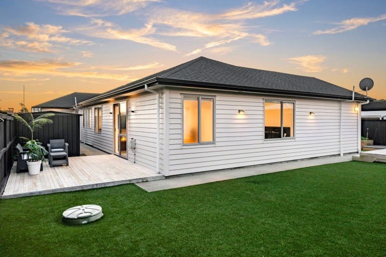 Photo of property in 7 Walter Ruddock Avenue, Kumeu, 0810