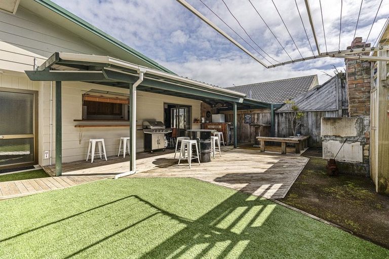 Photo of property in 100 Heta Road, Highlands Park, New Plymouth, 4312