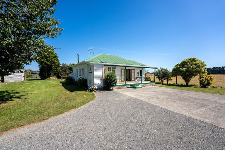 Photo of property in 35 North Manakau Road, Manakau, Levin, 5573