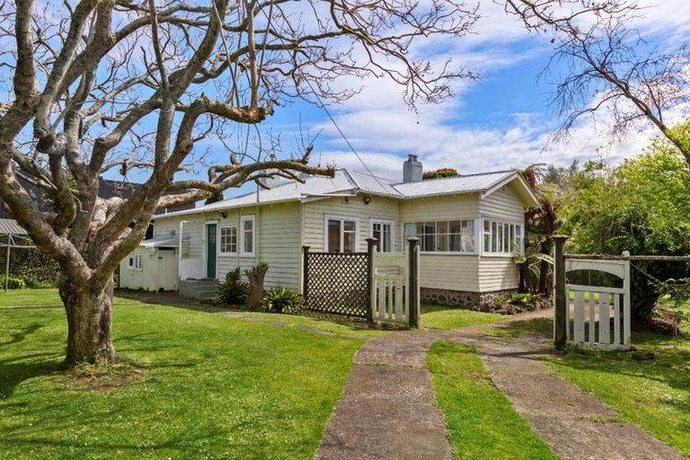 Photo of property in 39 Muir Avenue, Mangere Bridge, Auckland, 2022