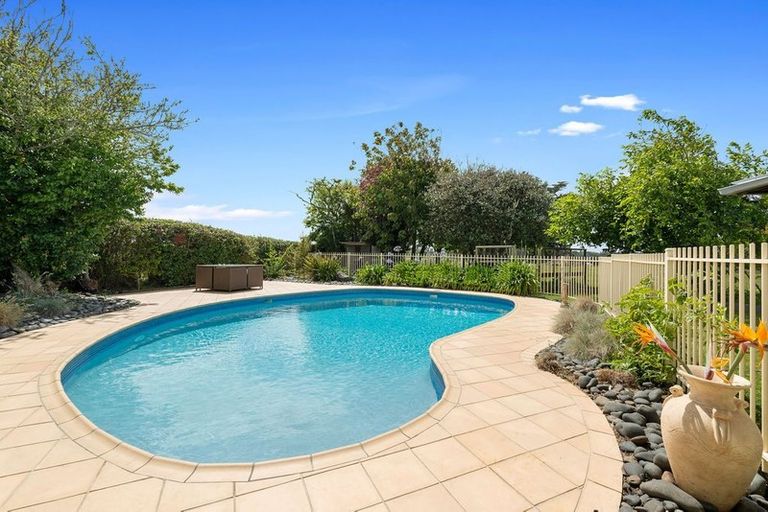 Photo of property in 723 Waitakere Road, Kumeu, 0891